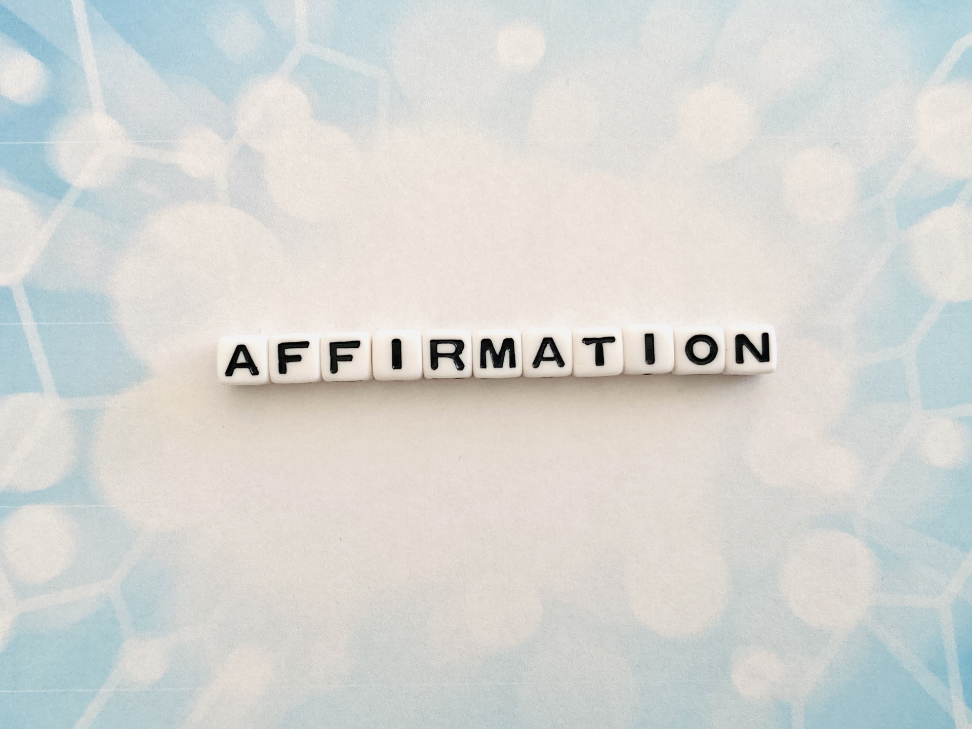 アファメーションとは、自分自身に対してポジティブな言葉を繰り返し言うことで、思考や行動を前向きに導く自己暗示の方法です。